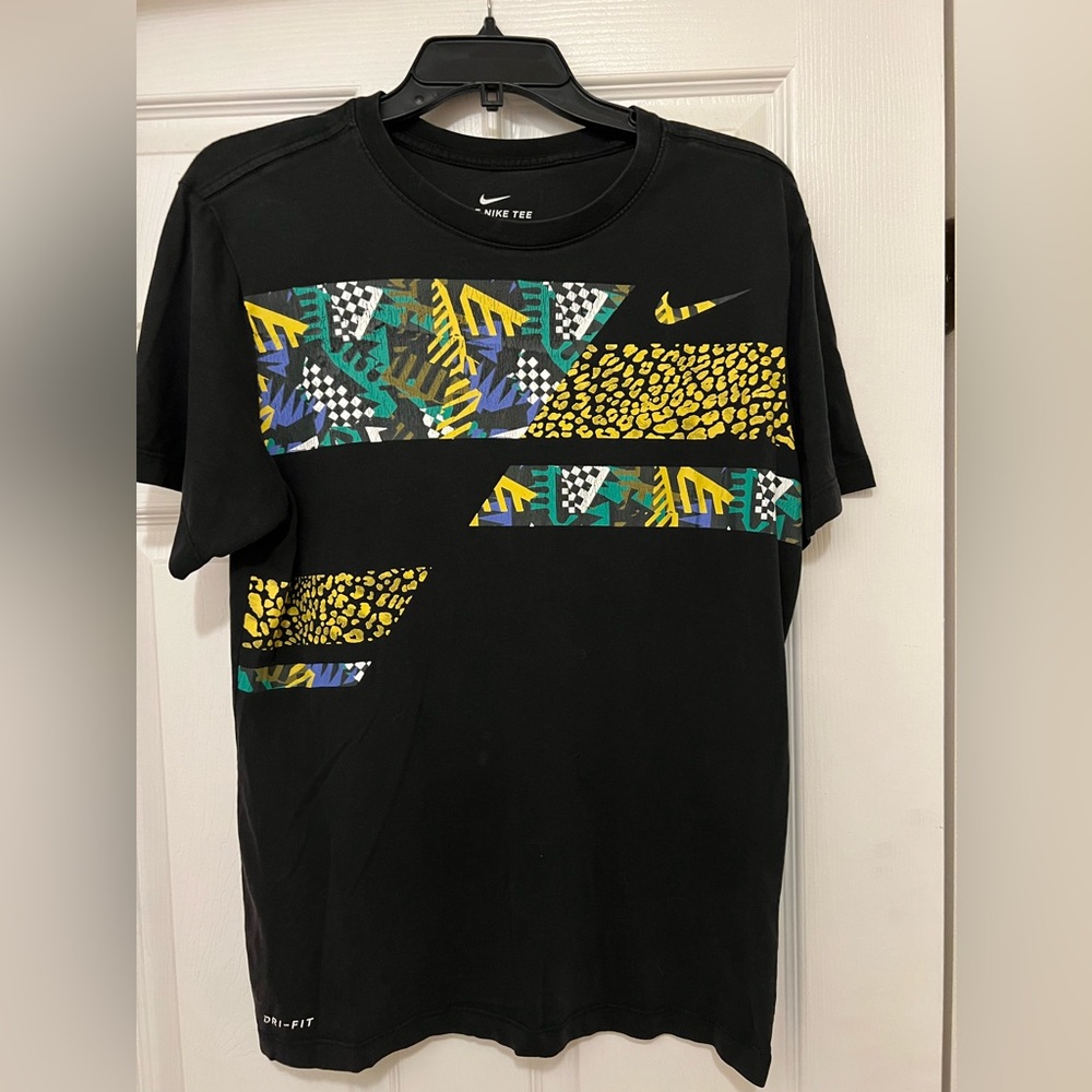 Nike Men's Black Graphic T-Shirt